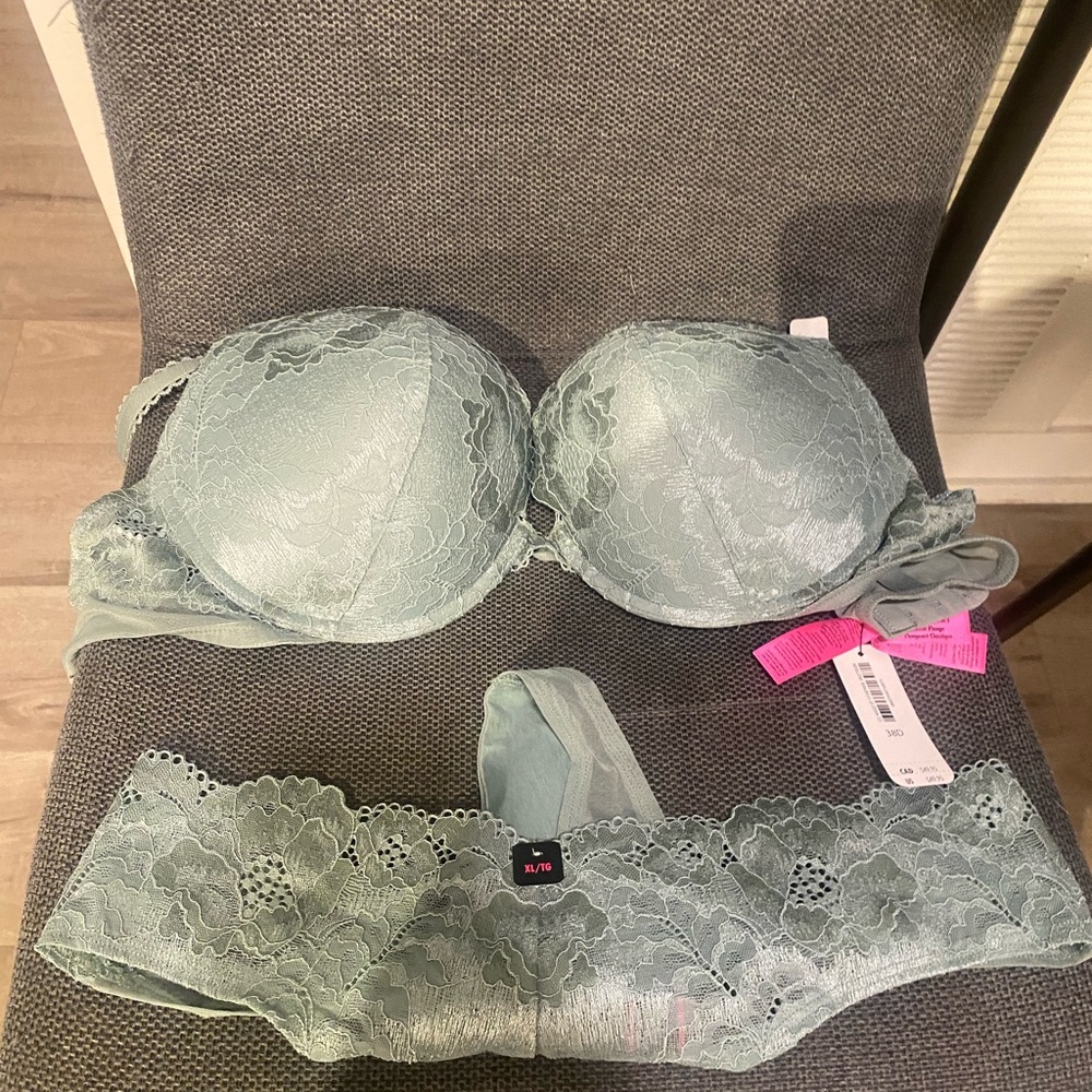 Elegant Lace Bra and Panty Set in Mint Green
